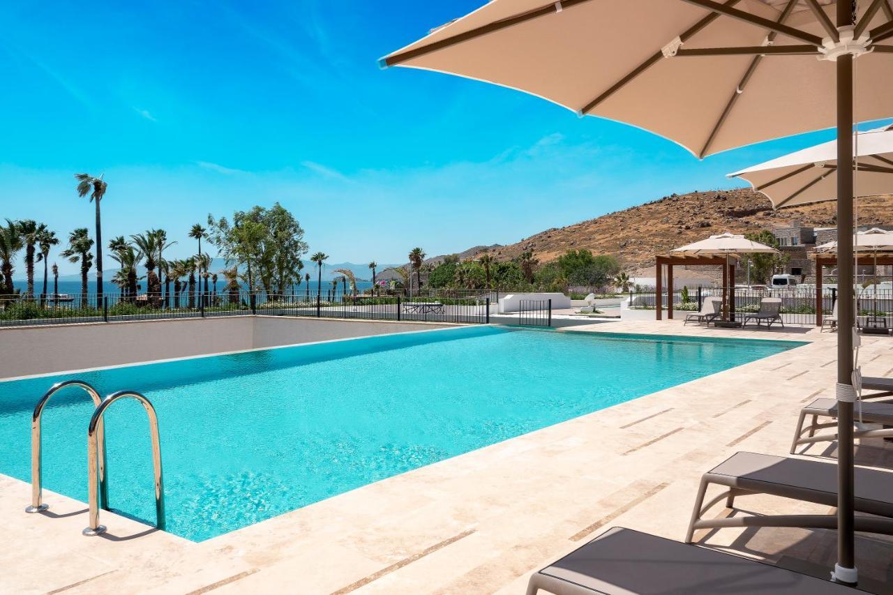 Radisson Collection Hotel, Bodrum アキアーラ エクステリア 写真 The pool at the hotel
