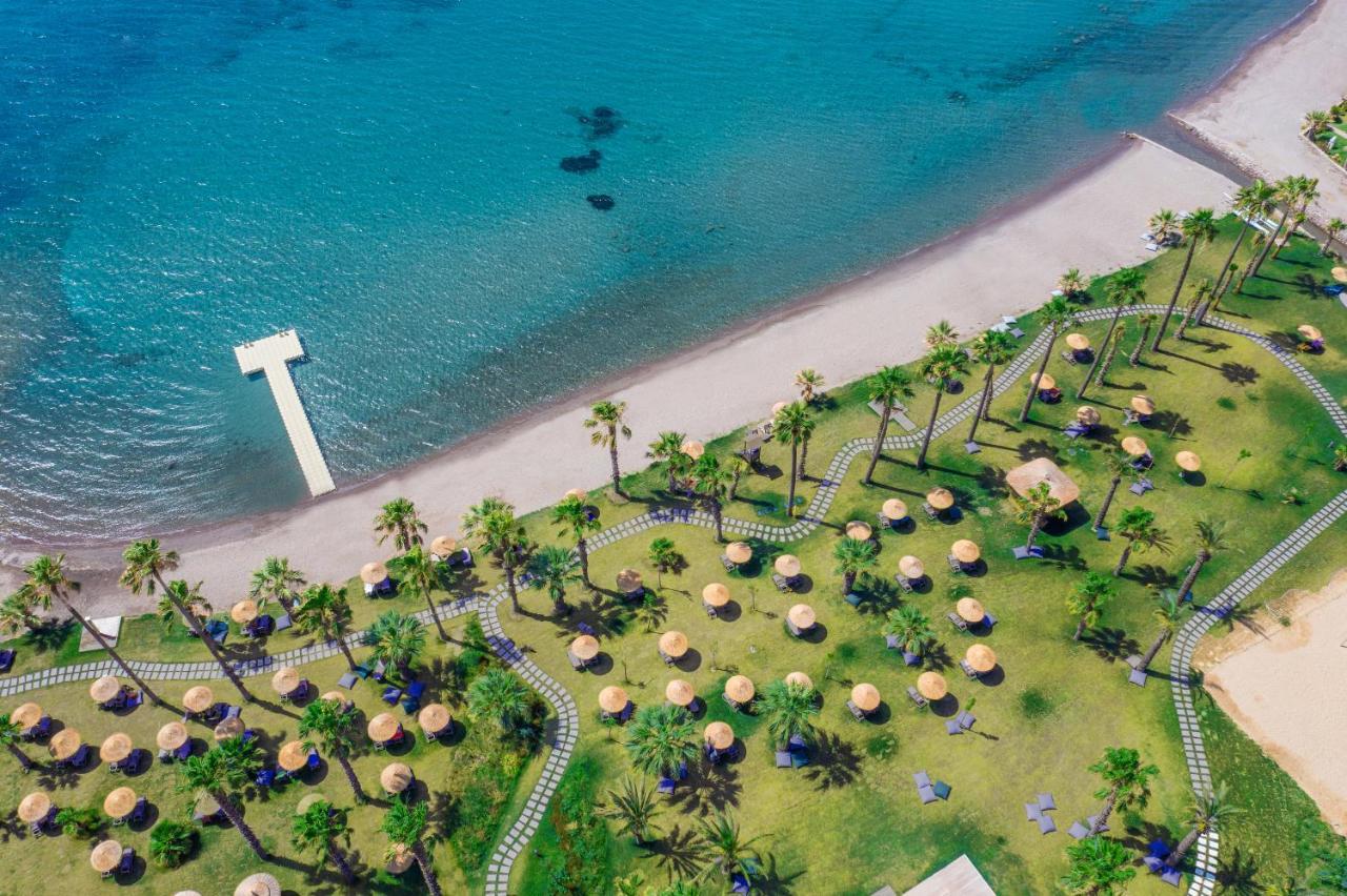 Radisson Collection Hotel, Bodrum アキアーラ エクステリア 写真 Aerial view of the beach at the resort