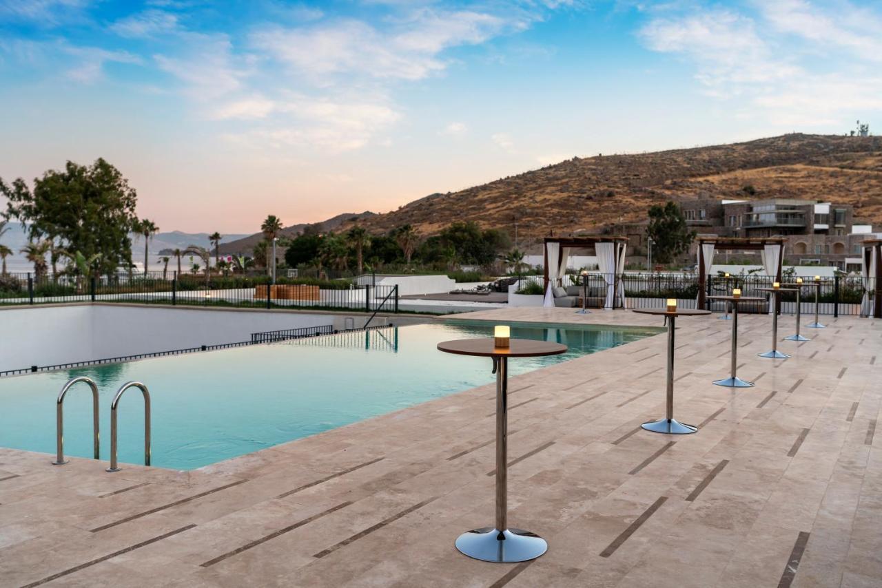 Radisson Collection Hotel, Bodrum アキアーラ エクステリア 写真 The pool at the hotel