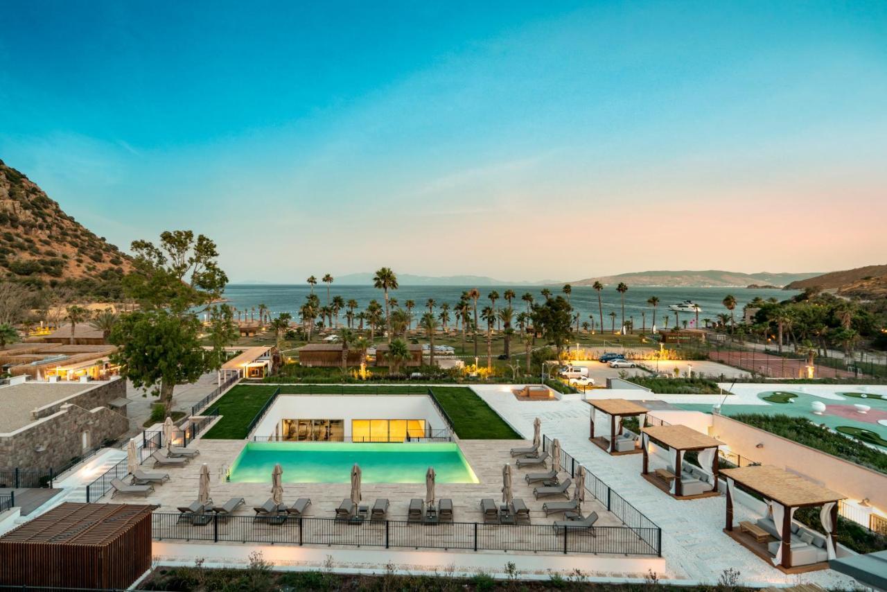 Radisson Collection Hotel, Bodrum アキアーラ エクステリア 写真 The resort's main pool